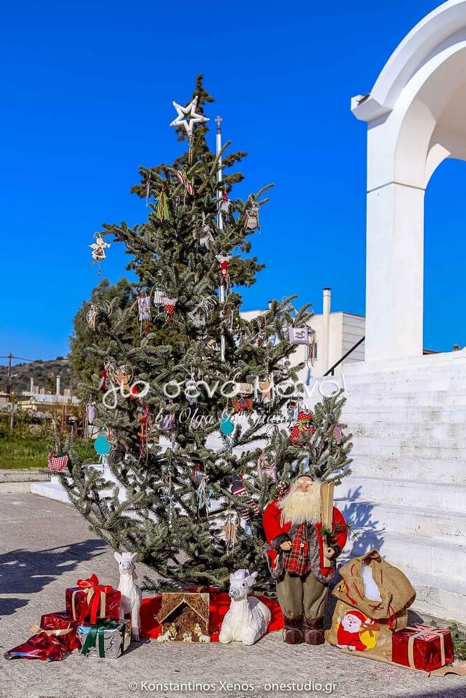 Χριστουγεννιάτικο δέντρο σε εξωτερικό στολισμό εκκλησίας από το "Για Σένα Μόνο"