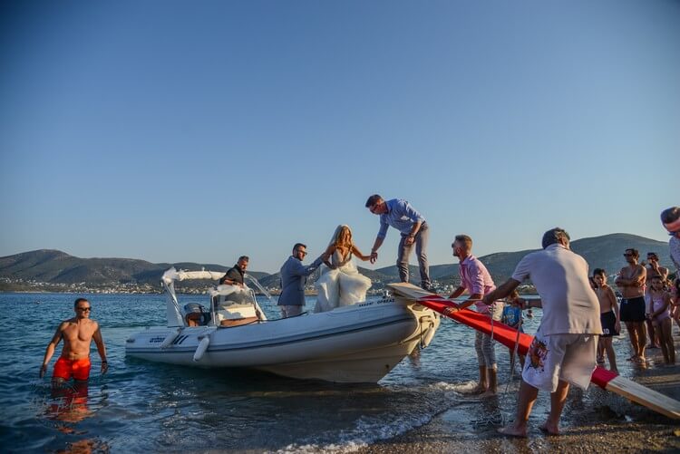 Η άφιξη της νύφης στην εκκλησία με καραβάκι | Nikos Tselios Photography