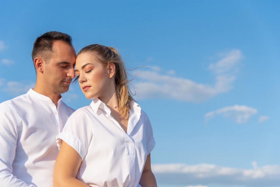 Μιχάλης - Αθηνά: Ρομαντικό Pre Wedding Photoshooting με φόντο τη θάλασσα